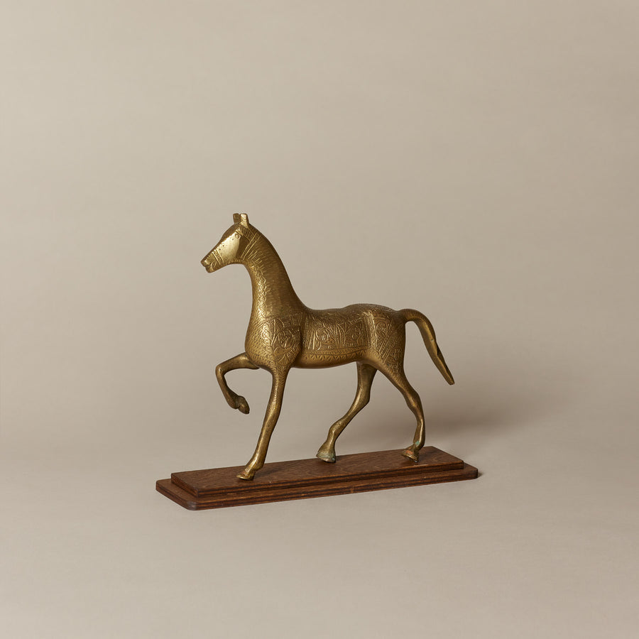 Cheval de brass à gravures sur socle en bois