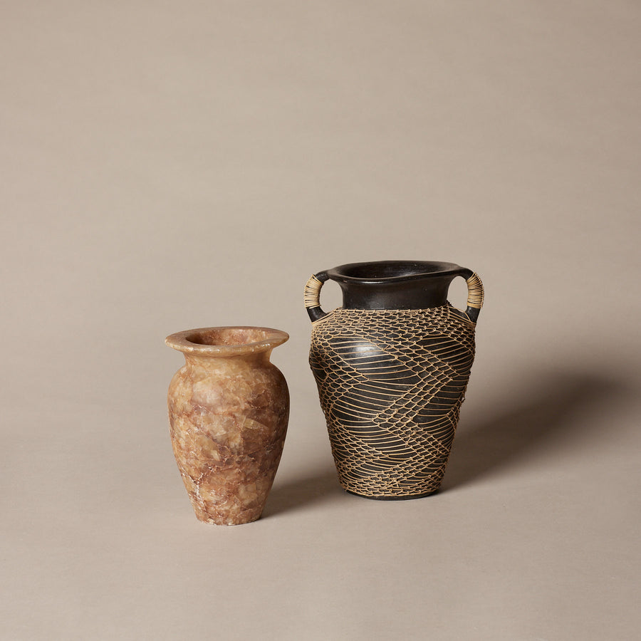 Vase de style égyptien & vase en poterie et osier