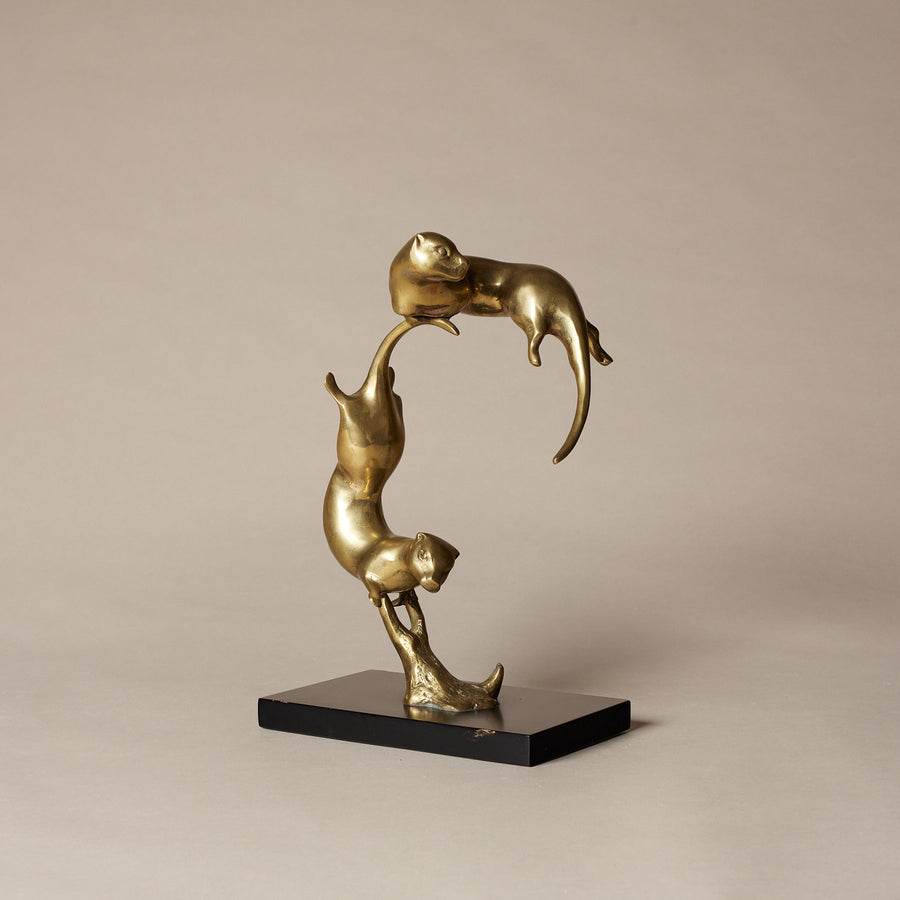 Statuette de loutres enjouées