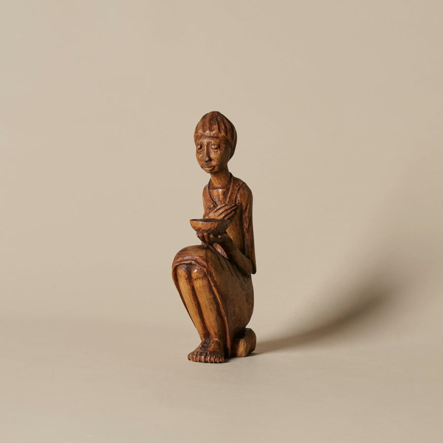 Sculpture de femme taillée à la main