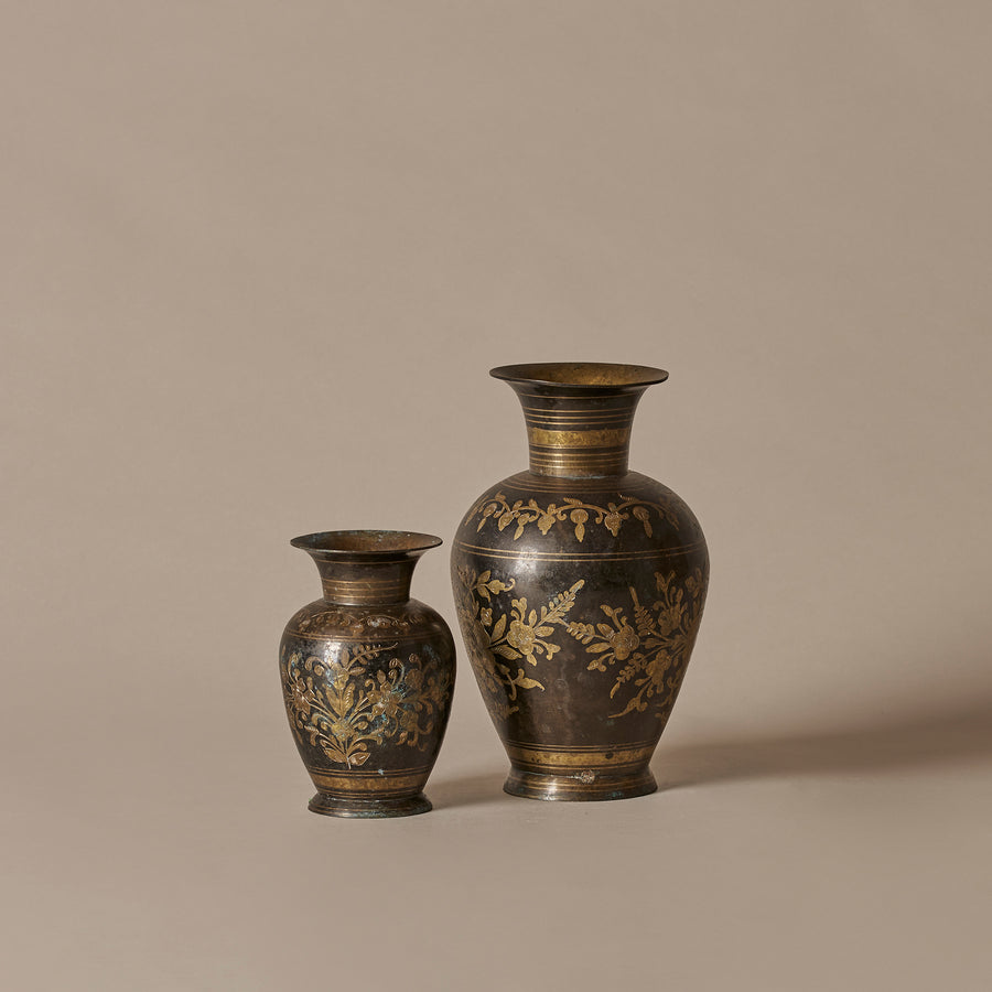 Duo de vases en laiton gravés de style indo-persan