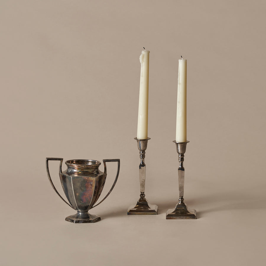 Paire de bougeoirs & petit vase