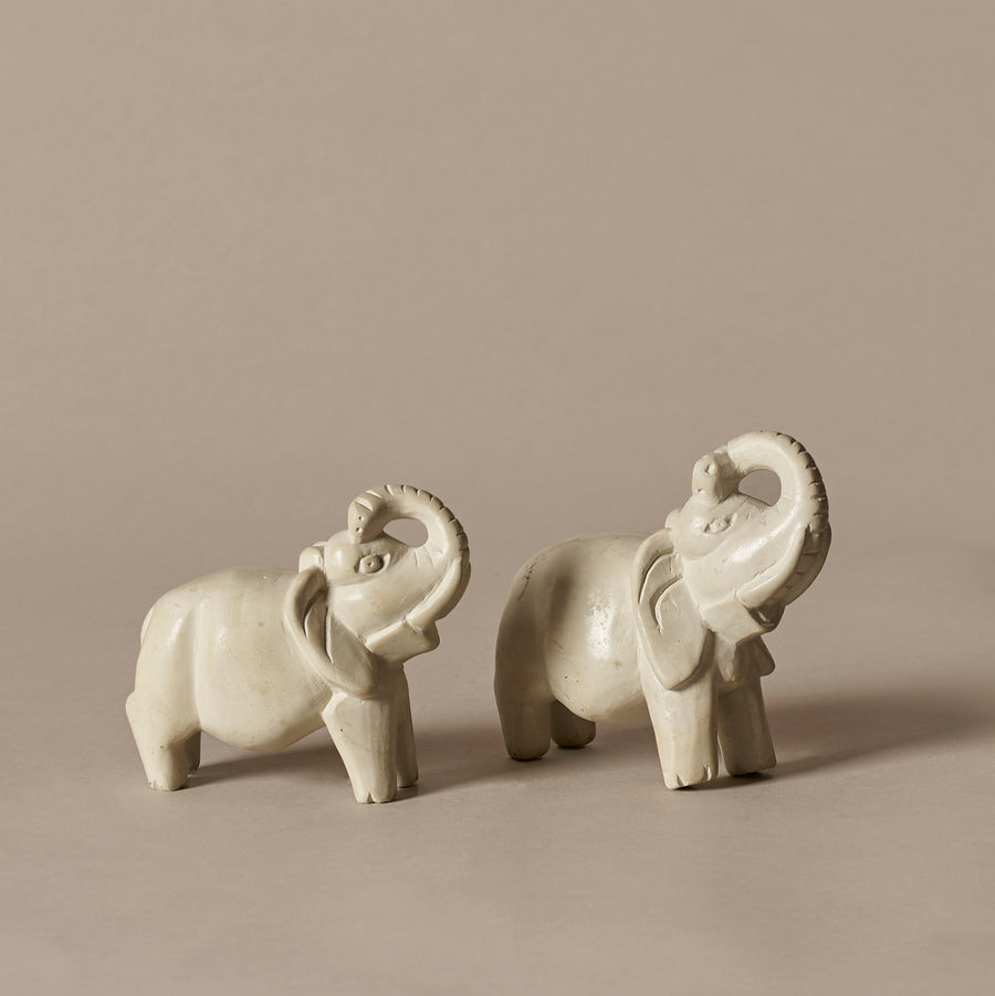 Paire d'éléphants sculptés à la main