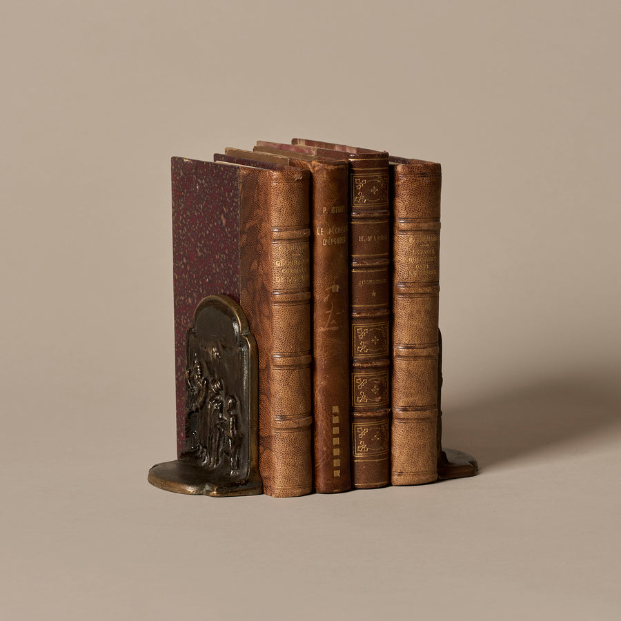 Serre-livres Oliver Twist du début du 20e siècle avec livres anciens